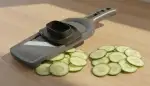 Gleichmäßige Scheiben mit dem Gemüsehobel